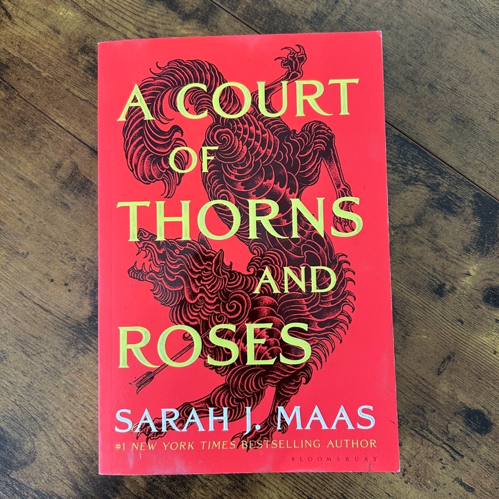 A Court of Thorns and Roses - Red Back Cover (Sarah J. Maas)